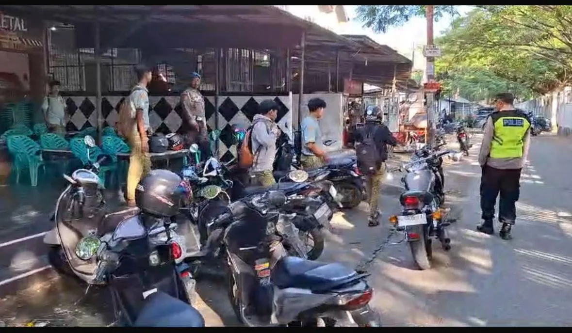 Polisi Amankan Pelajar Bolos Sekolah Saat Nongkrong di Warkop
