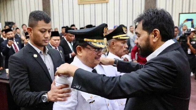 Mualem Lantik Bupati dan Wakil Bupati Aceh Singkil
