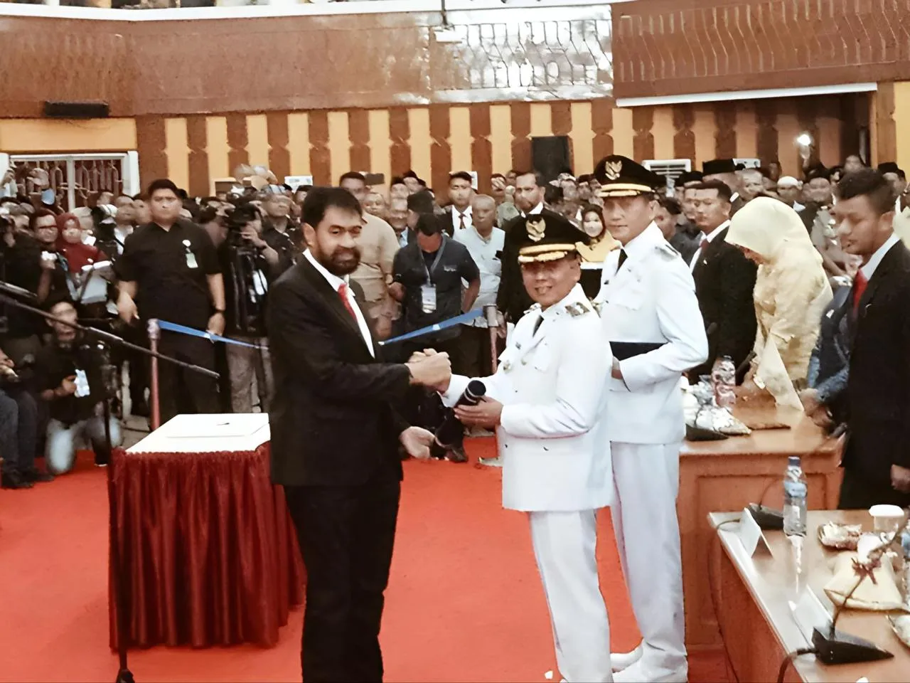 Mualem Lantik Bupati dan Wakil Bupati Aceh Selatan