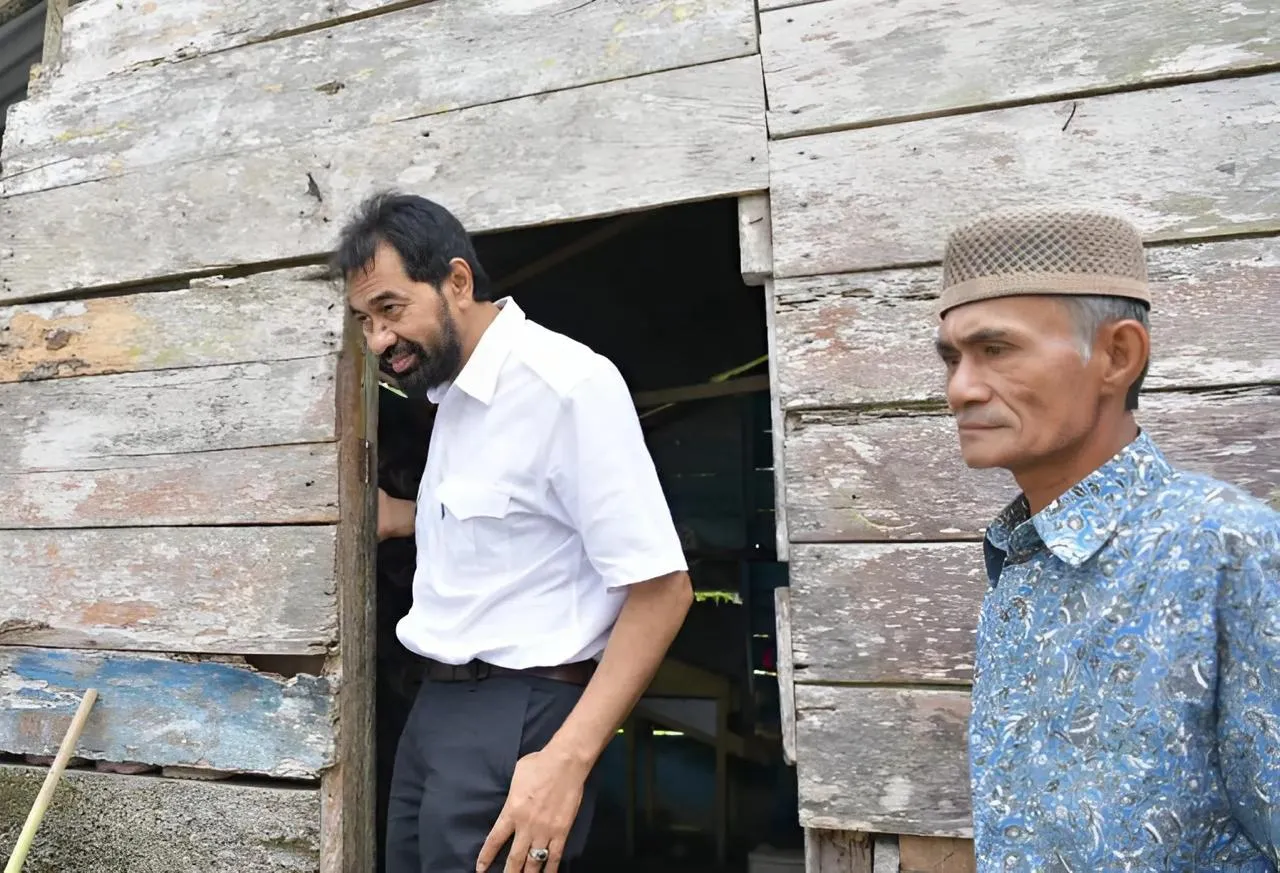 Gubernur Muzakir Manaf Verifikasi Langsung Penerima Bantuan RLH di Simeulue