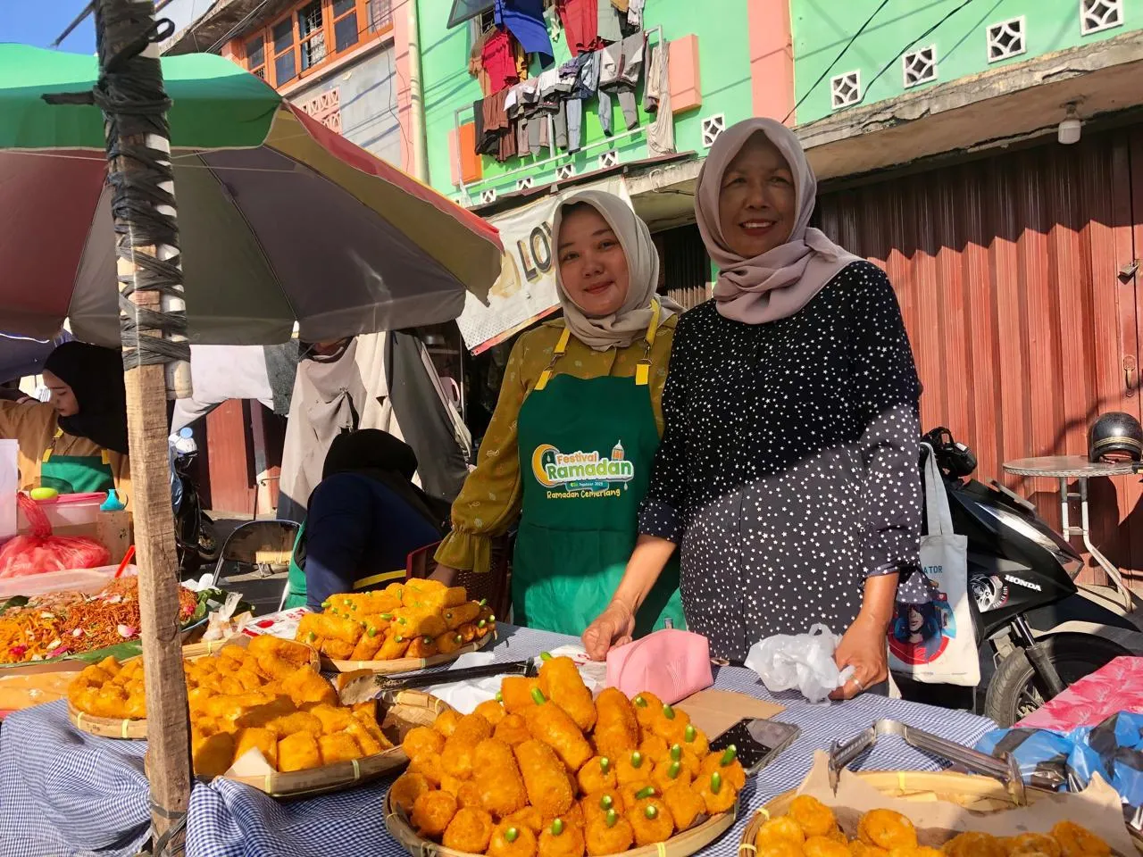 Risol Mayo dan Ayam Buatan Ira Laris Manis di Pasar Takjil Banda Aceh
