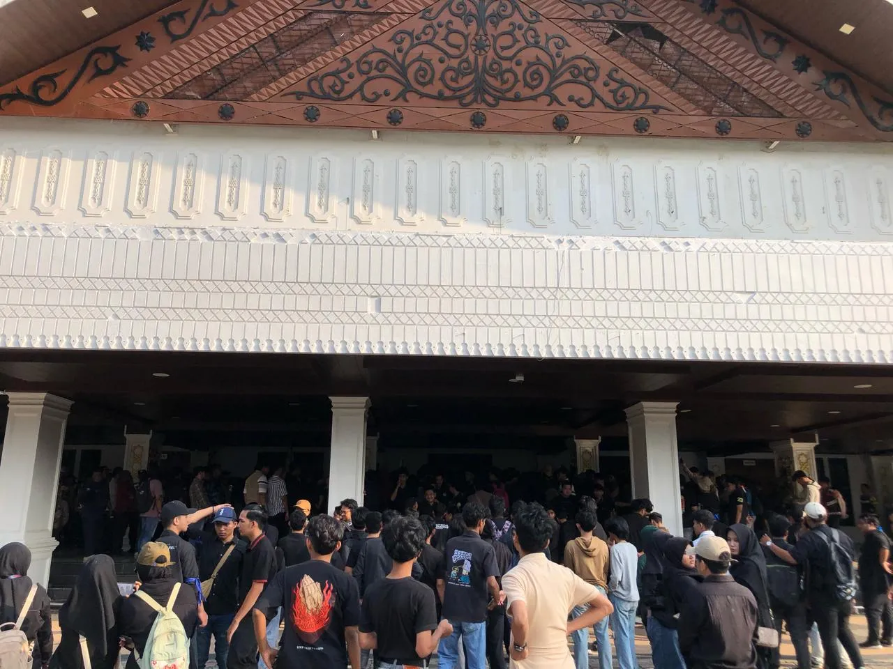 Ratusan Massa Gelar Aksi di DPRA, Tolak Pengesahan Undang-Undang TNI Terbaru