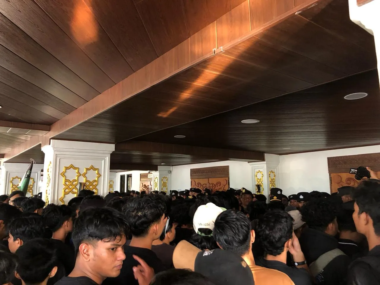 Ratusan Massa Gelar Aksi di DPRA, Tolak Pengesahan Undang-Undang TNI Terbaru