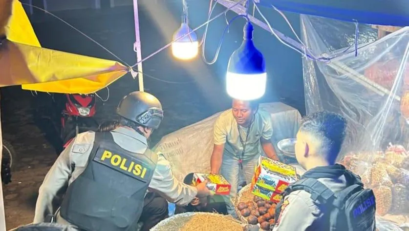 Sambil Patroli, Personel Sat Samapta Polres Langsa Bagikan Sahur Gratis kepada Masyarakat