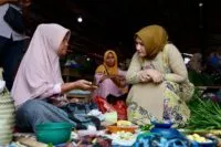 Marlina Muzakir Tinjau Harga Kebutuhan Pokok Menjelang Idul Fitri di Pasar Al-Mahirah