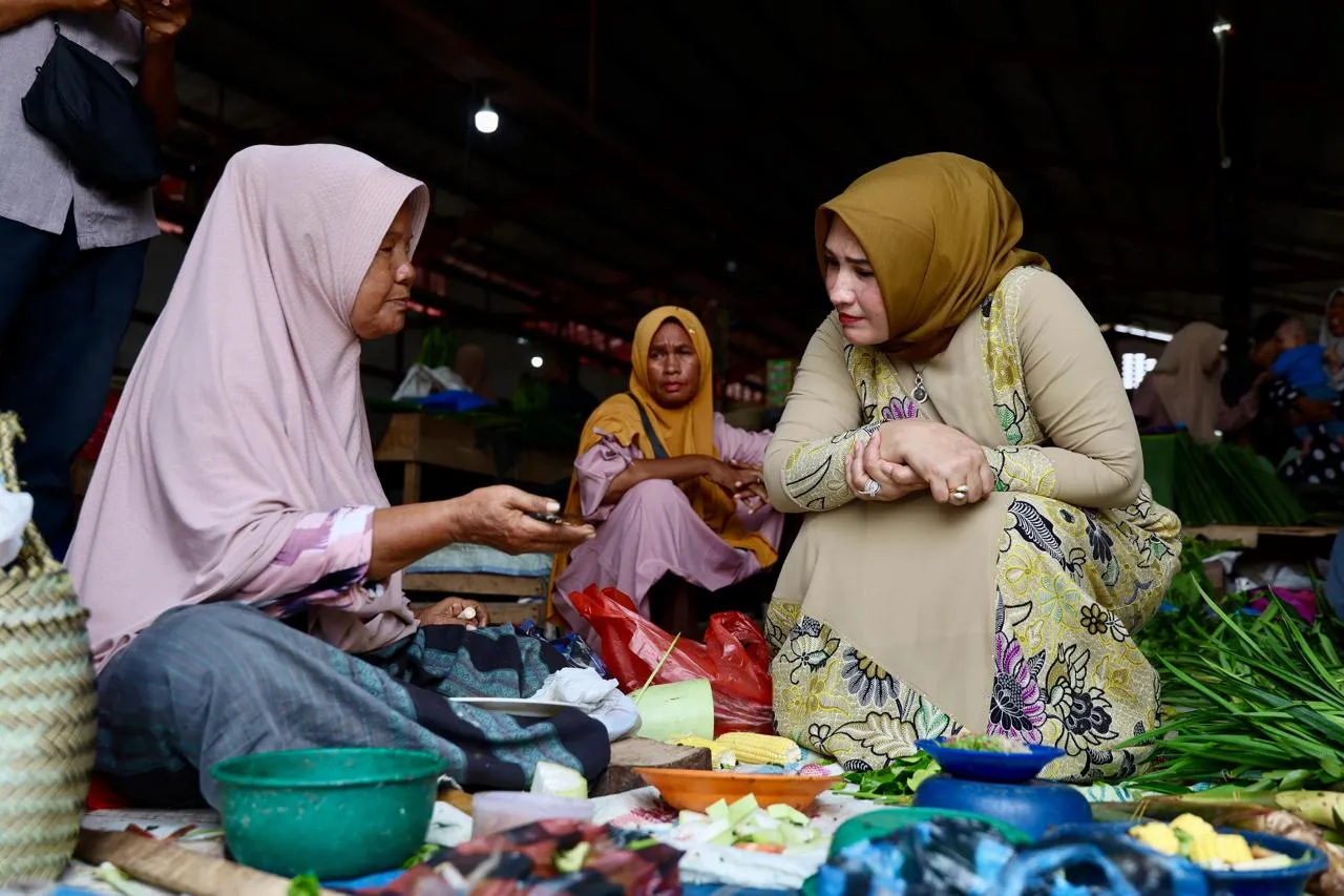 Marlina Muzakir Tinjau Harga Kebutuhan Pokok Menjelang Idul Fitri di Pasar Al-Mahirah