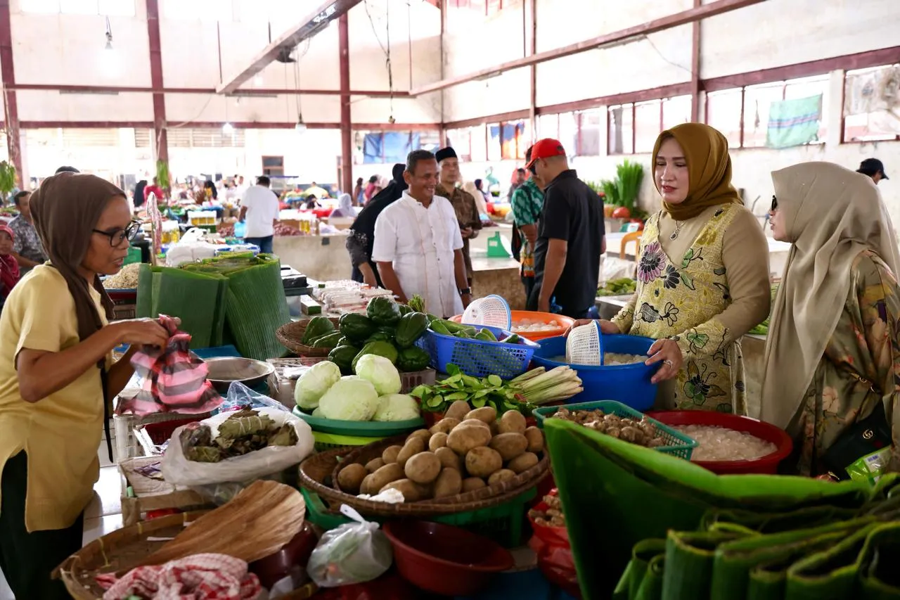 Marlina Muzakir Tinjau Harga Kebutuhan Pokok Menjelang Idul Fitri di Pasar Al-Mahirah
