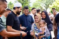 Mualem Beri Santunan Meugang untuk Fakir Miskin