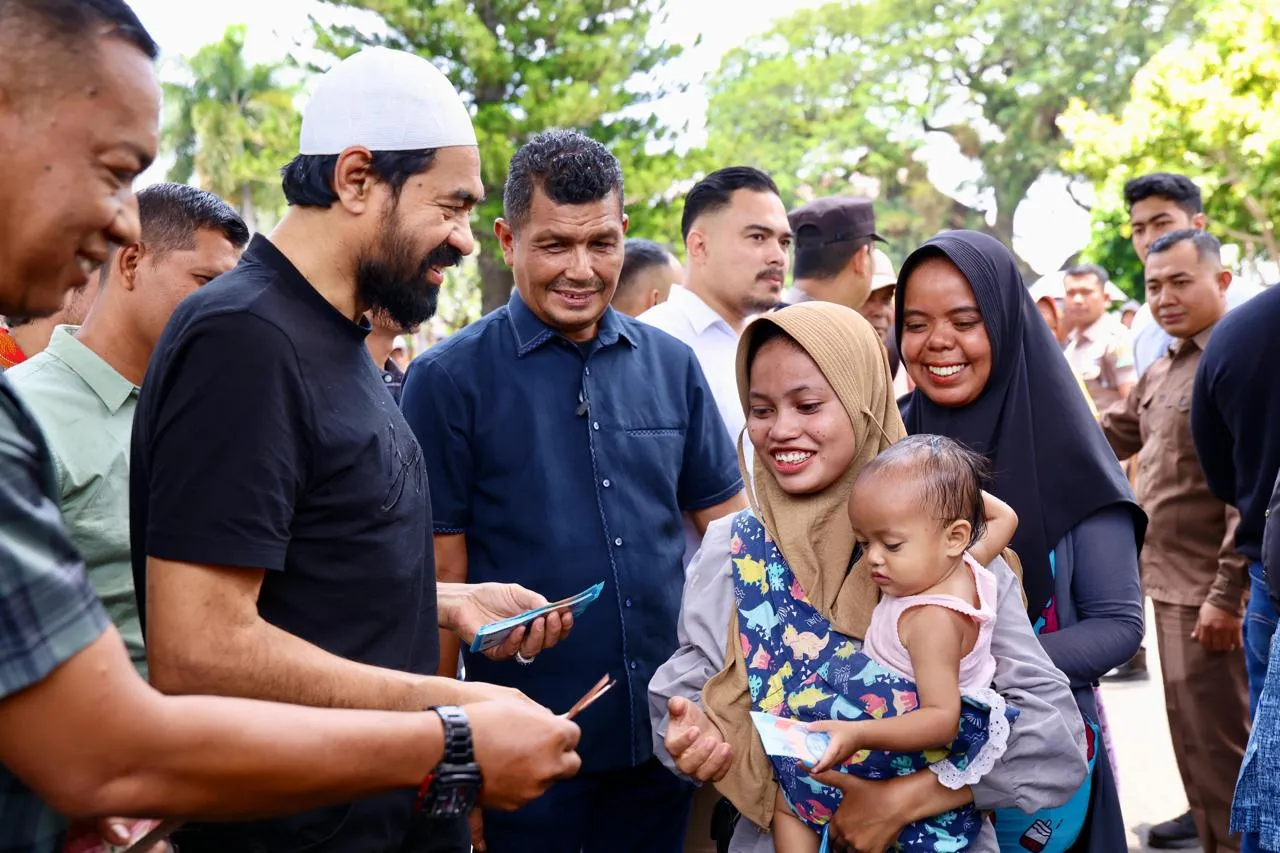Mualem Beri Santunan Meugang untuk Fakir Miskin