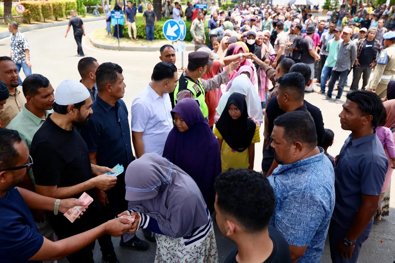 Mualem Beri Santunan Meugang untuk Fakir Miskin