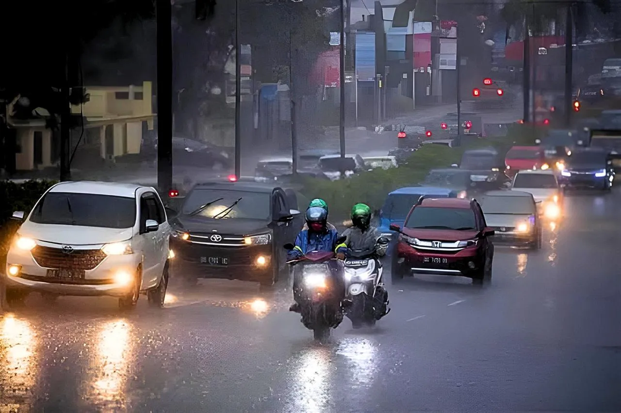 Cuaca Hujan Saat Arus Balik Lebaran, Pengendara Dihimbau Agar Waspada
