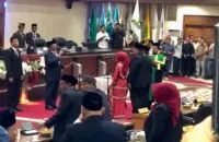 Sah, Bunda Salma Dilantik Sebagai Anggota DPRA Gantikan Ayahwa