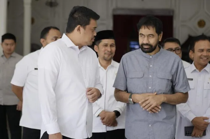 Wujud Peumulia Jame, Meski Telat 90 Menit Mualem Tetap Sambut Kedatangan Gubernur Sumut