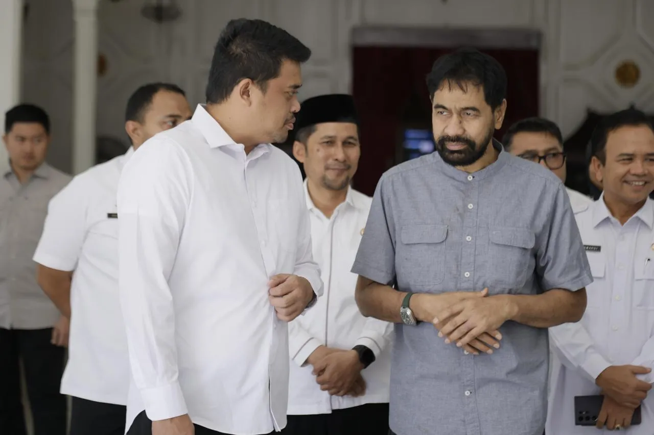 Wujud Peumulia Jame, Meski Telat 90 Menit Mualem Tetap Sambut Kedatangan Gubernur Sumut