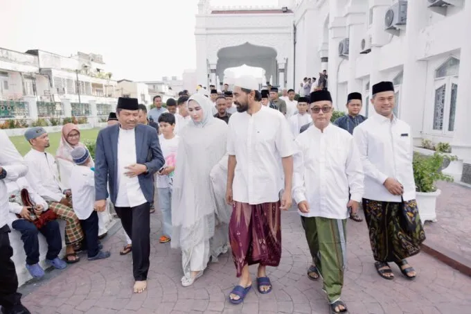 Mualem Salat Idul-adha Bareng Istri di Masjid Raya Baiturrahman