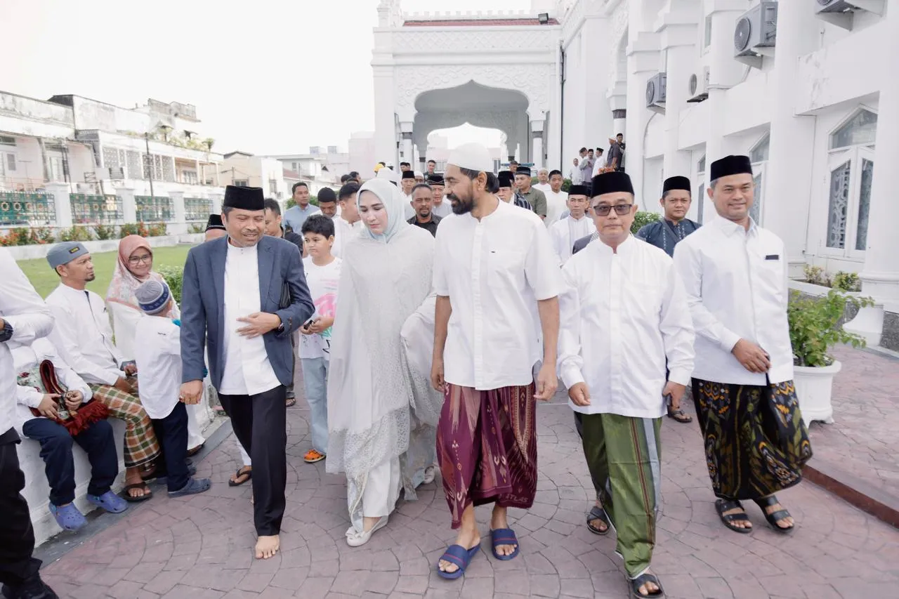 Mualem Salat Idul-adha Bareng Istri di Masjid Raya Baiturrahman