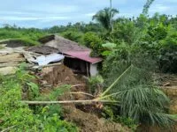 Tebing Jalan Gampong Seuneubok Longsor, Dua Rumah Tertimbun
