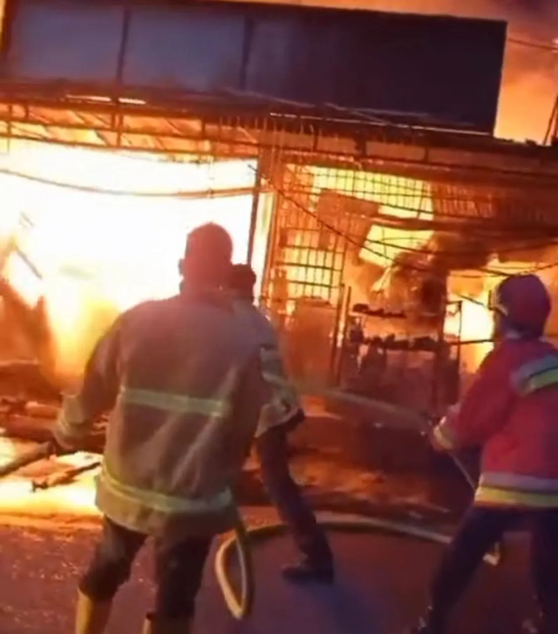 Kebakaran di Limpok Hanguskan Mini Market dan Rumah