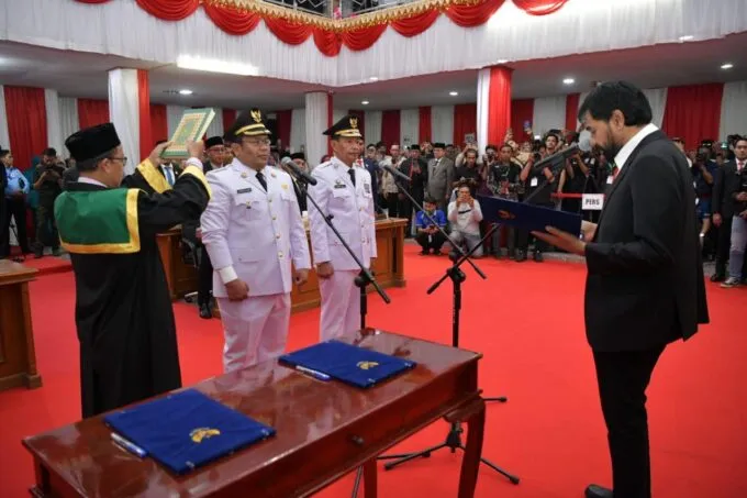 Mualem Lantik Wali Kota Sabang