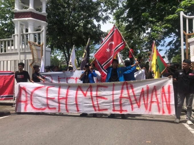 Bawa Bendera Bulan Bintang, Mahasiswa Demo Tolak Pencaplokan Pulau di Singkil