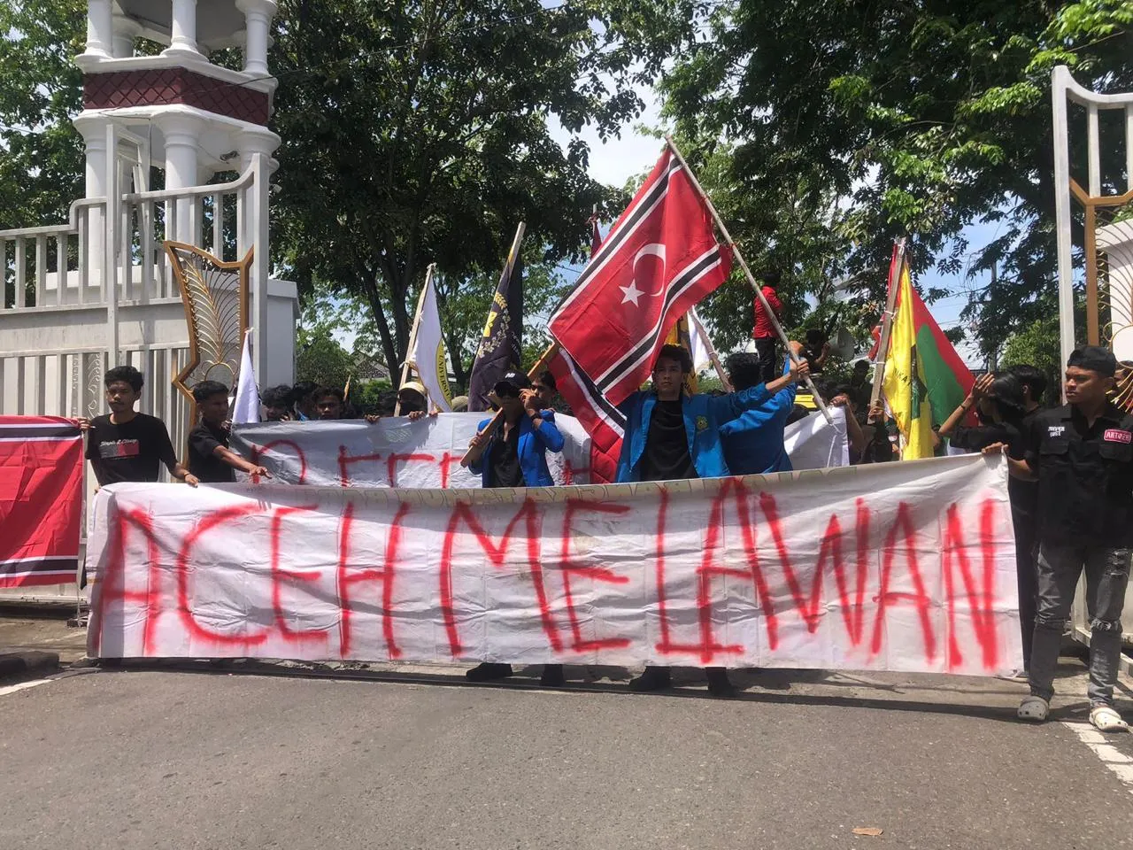 Bawa Bendera Bulan Bintang, Mahasiswa Demo Tolak Pencaplokan Pulau di Singkil
