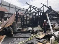 Kebakaran Hanguskan Dua Rumah di Ateuk Pahlawan, Satu Petugas Pemadam Dilarikan ke Puskesmas
