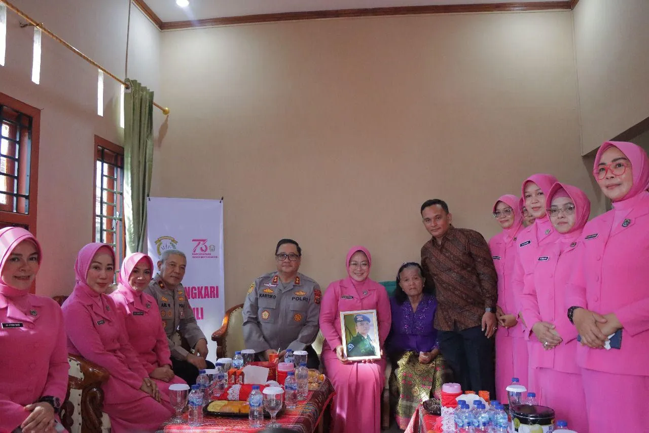 Kapolda Kunjungi Keluarga Anggota Brimob yang Gugur saat Penumpasan Teroris di Jalin