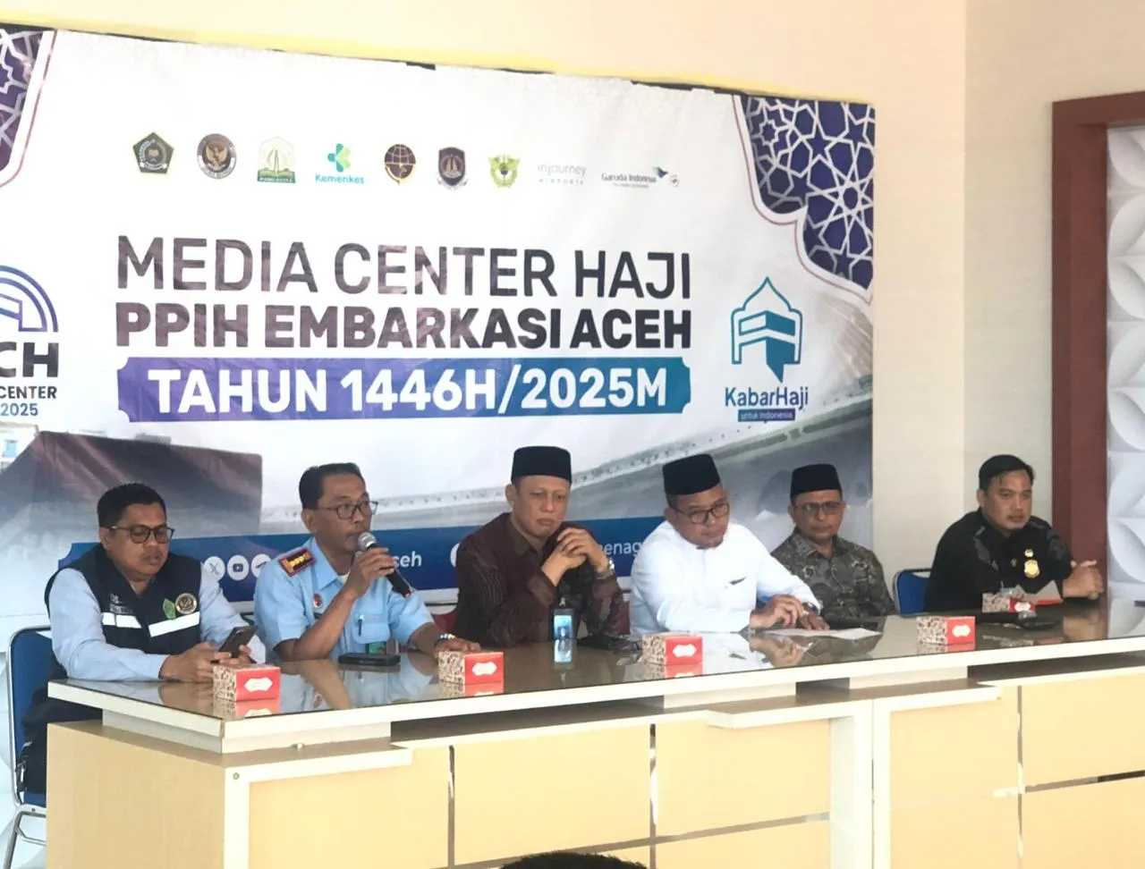 Keluarga yang Jemput Jemaah Haji Diminta Pakai Masker