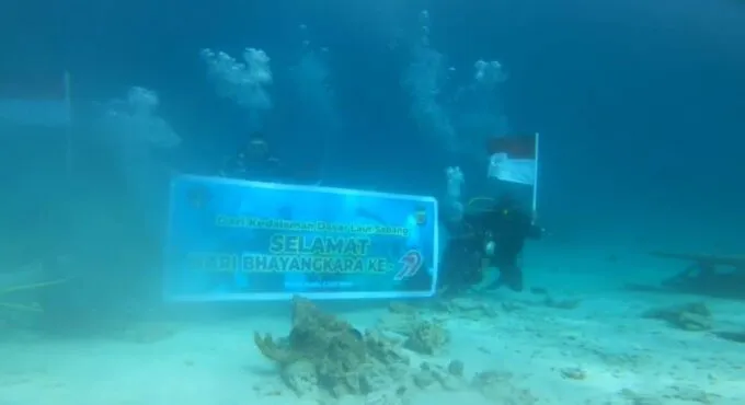 Peringati Hari Bhayangkara ke-79, Ditpolairud Polda Aceh Kibarkan Merah Putih di Dasar Laut Sabang