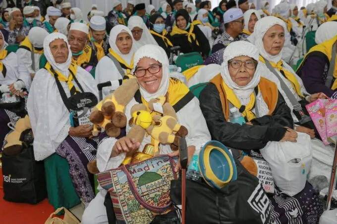 Jemaah Haji Aceh Ramai-Ramai Bawa Pulang Boneka Unta