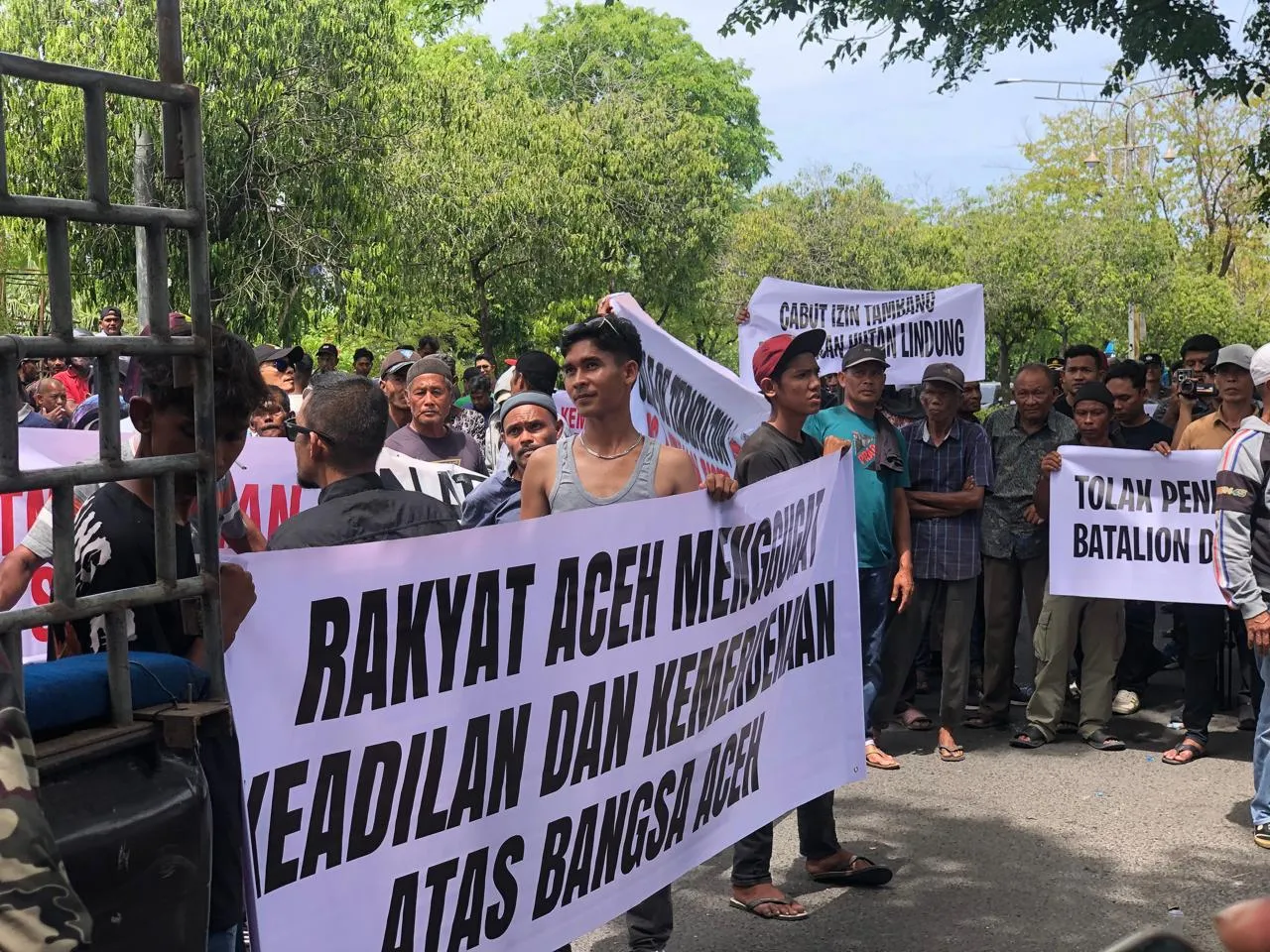 Minta Pengembalian Blang Padang ke Masjid Raya Baiturrahman, Warga Aceh Demo di Kantor Gubernur Aceh
