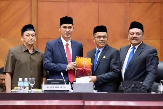 Plt Sekda Sampaikan Raqan RPJMA 2025-2029 di Rapat Paripurna DPRA