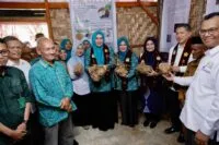 Kak Na Ajak Manfaatkan Janeng untuk Meningkatkan Perekonomian Keluarga