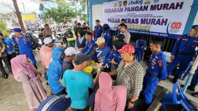 Ditpolairud Polda Aceh Bagikan 1,2 Ton Beras Murah Aceh di Lampulo
