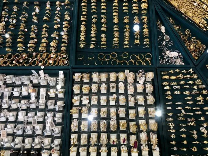 Harga Emas Turun, Daya Beli Masyarakat Melemah