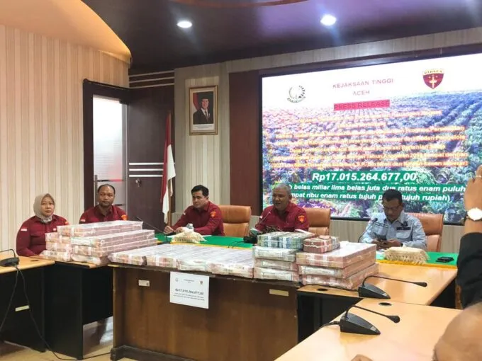 Sekda Aceh Jaya dan Dua Tersangka Korupsi Peremajaan Sawit Resmi Ditahan