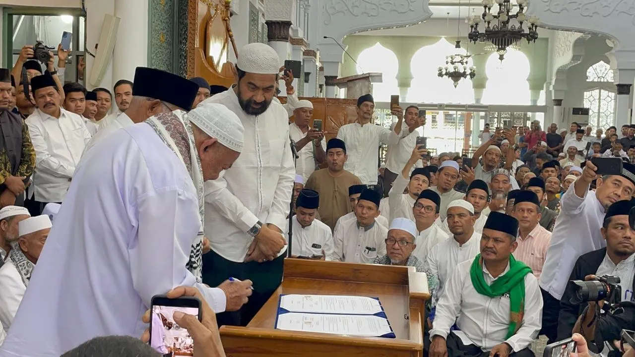 Mualem Sebut Abu Paya Pasi Sosok yang Mampu Persatukan Para Ulama-Ulama Aceh