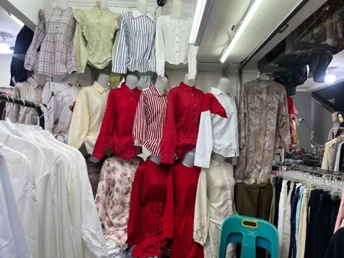 Menjelang 17 Agustus, Permintaan Setelan Merah Putih di Pasar Aceh Meningkat