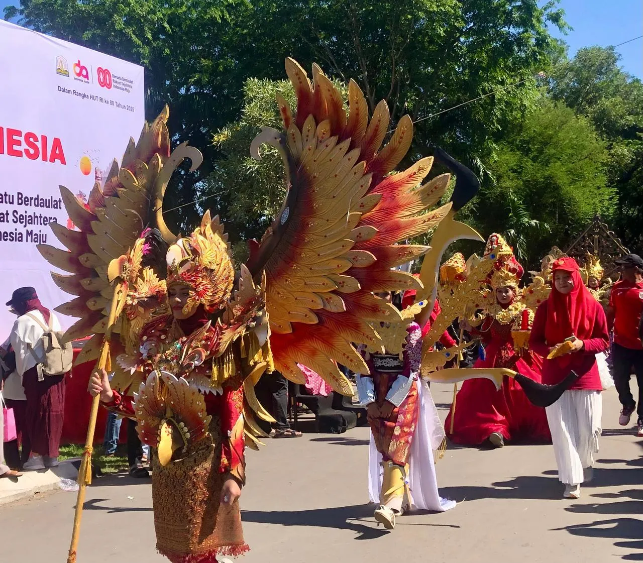 Ribuan Pelajar Banda Aceh Warnai Pawai Budaya HUT RI ke-80