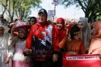 Kak Na, Sambut Pelukan Hangat Syakira, Bocah Istimewa di Pawai Kemerdekaan RI ke-80