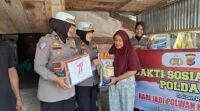 Peringati HUT Ke-77, Polwan Polda Aceh Gelar Baksos dengan Menyalurkan Sembako untuk Warga