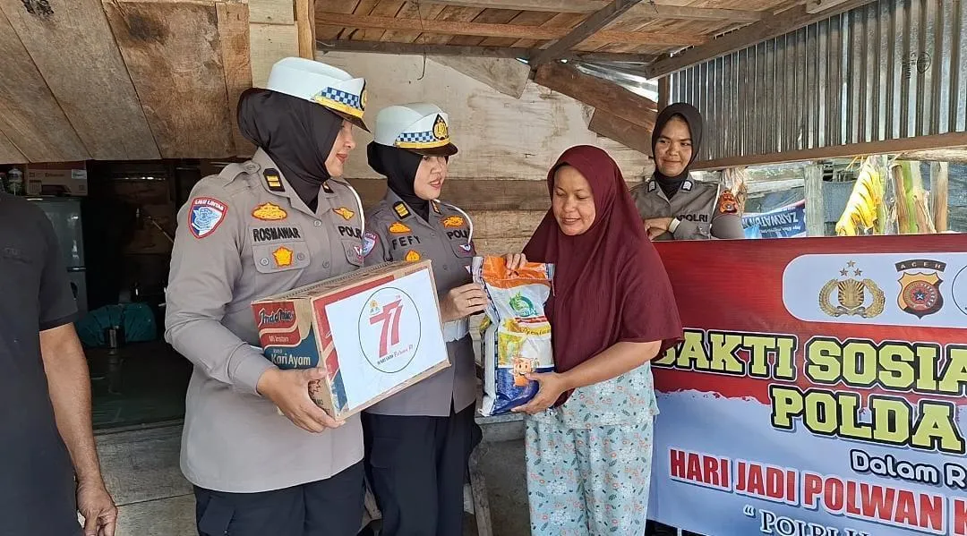 Peringati HUT Ke-77, Polwan Polda Aceh Gelar Baksos dengan Menyalurkan Sembako untuk Warga