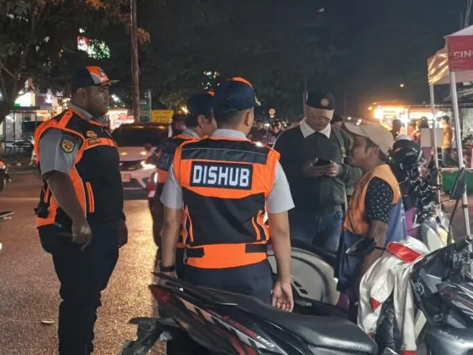 Dishub Banda Aceh Cabut Dua Rompi Juru Parkir Ilegal