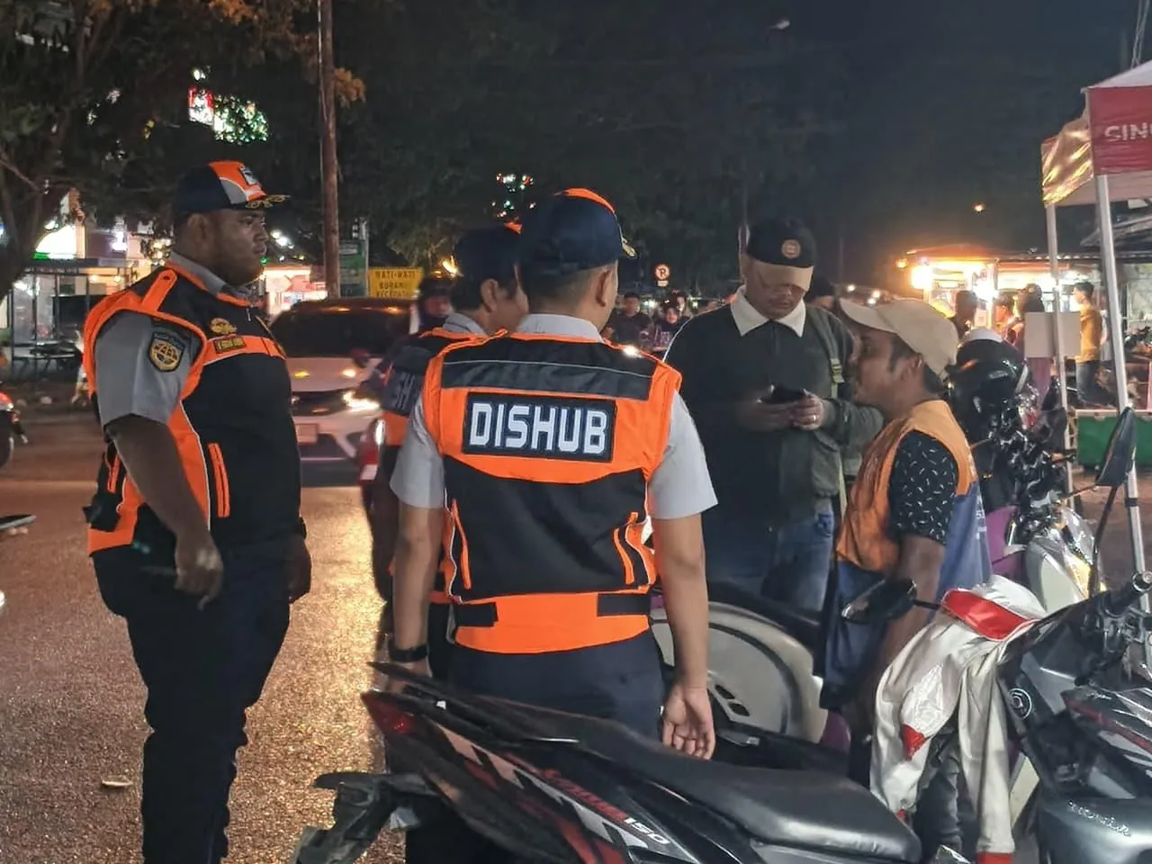 Dishub Banda Aceh Cabut Dua Rompi Juru Parkir Ilegal