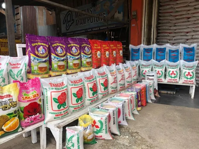 Harga Turun, Penjualan Lesu: Pedagang Beras di Aceh Besar Akui Lebih Untung Saat Krisis