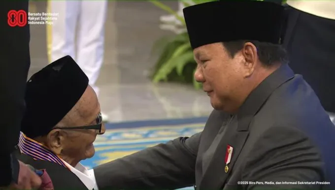Presiden Prabowo Anugerahkan Tanda Kehormatan kepada Teungku Nyak Sandang