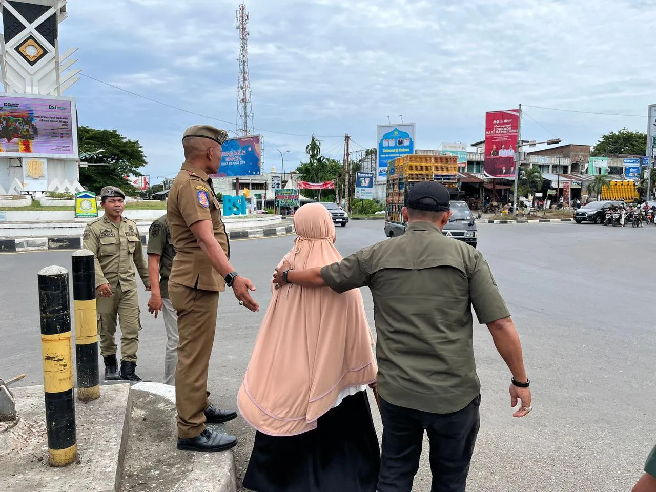 Satpol PP-WH Aceh Besar Tertibkan Gepeng dan Warga Tak Patuhi Busana Syariat di Bundaran Lambaro