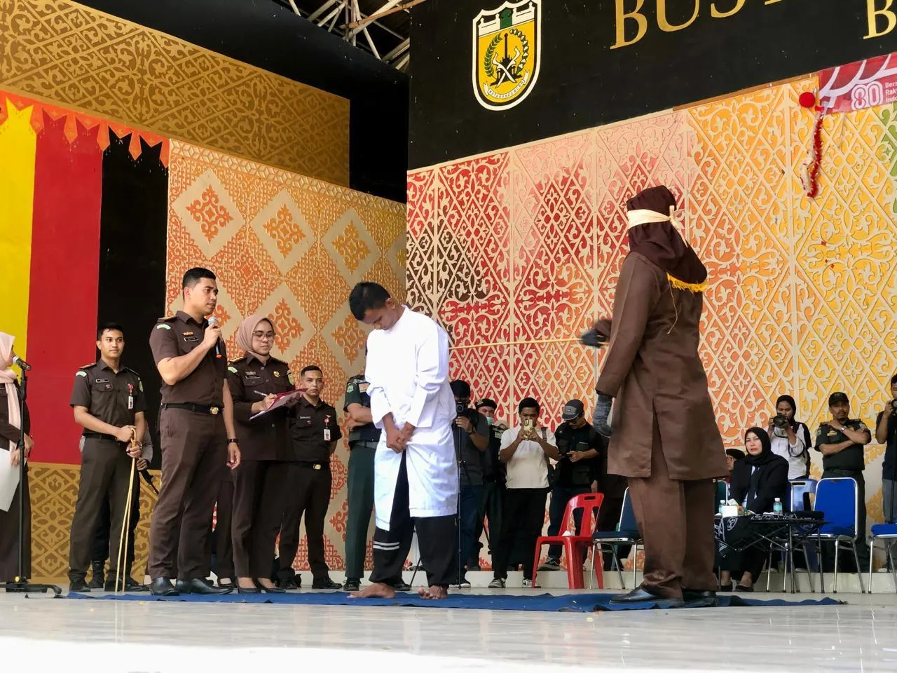 Dua Terpidana Liwath Jalani 76 Kali Cambuk di Banda Aceh