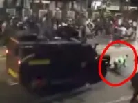 Driver Ojol Terlindas Mobil Brimob di Tengah Aksi Demonstrasi Jakarta