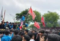 Masa Aksi Kibarkan Bendera Bulan Bintang di Depan Gedung DPRA